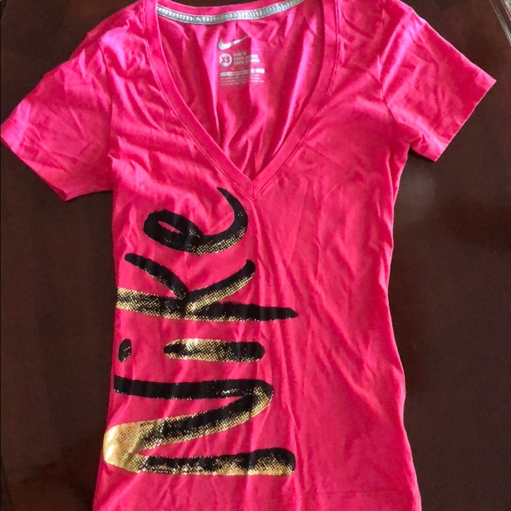 Nike tee hot pink